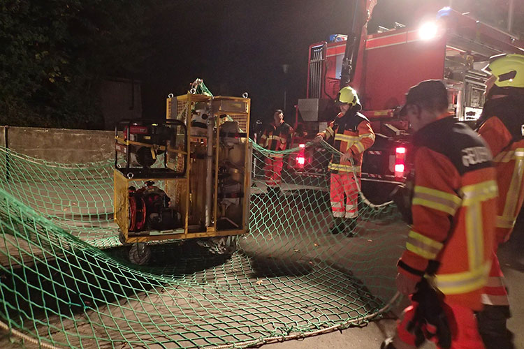Die Einsatzzüge üben zum Thema Waldbrand unter anderem den Umgang mit Helikopter-Transportnetzen.