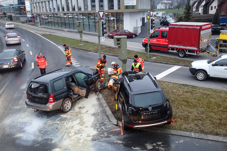 Die Strassenrettungsgruppe sichert zwei stark beschädigte Autos bei der Verzweigung Breiten. Sie reinigt die Fahrbahnen und räumt die Unfallstelle.