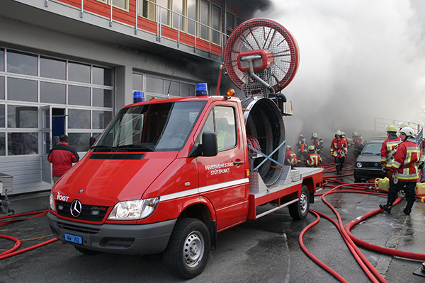 Der Mobile Grossventilator erzeugt bei einem Brand Wassernebel zur Kühlung.
