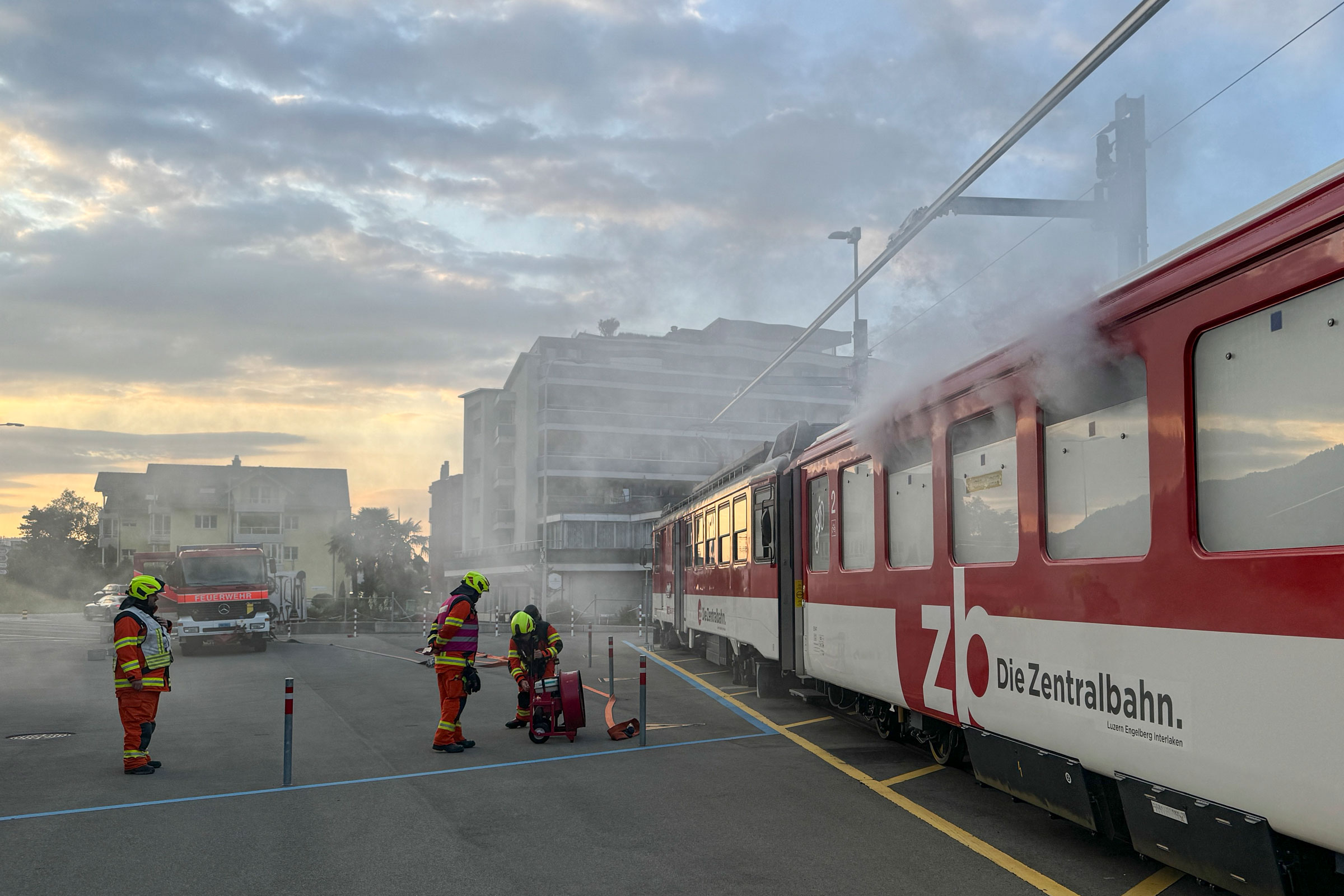 Die Atemschutzgruppe UVA 1 übt in Stansstad an einer abgestellten Zugskomposition der Zentralbahn.