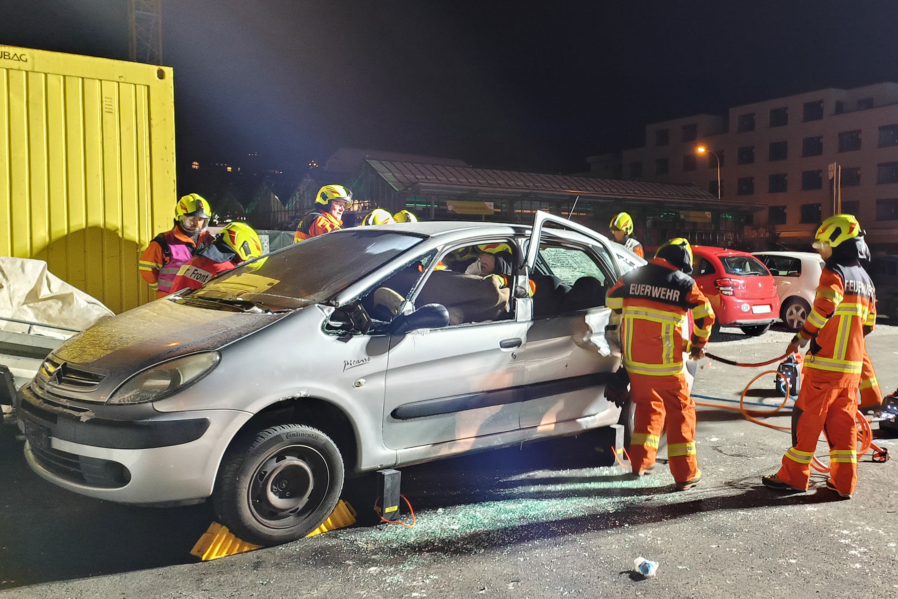 Mitglieder der Strassenrettung üben den Rettungseinsatz.