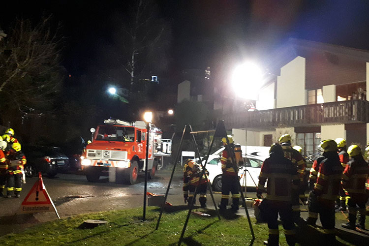 Die Gruppe Autodrehleiter rückt wegen einem Kaminbrand nach Emmetten aus.