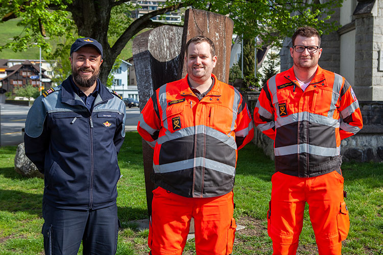Marc Hasler (links) besucht in Ennetbürgen den kantonalen Kommandantenkurs. Zur gleichen Zeit bilden sich Armin Schneider und Matthias Halter (Mitte, rechts) am Offizierskurs weiter.