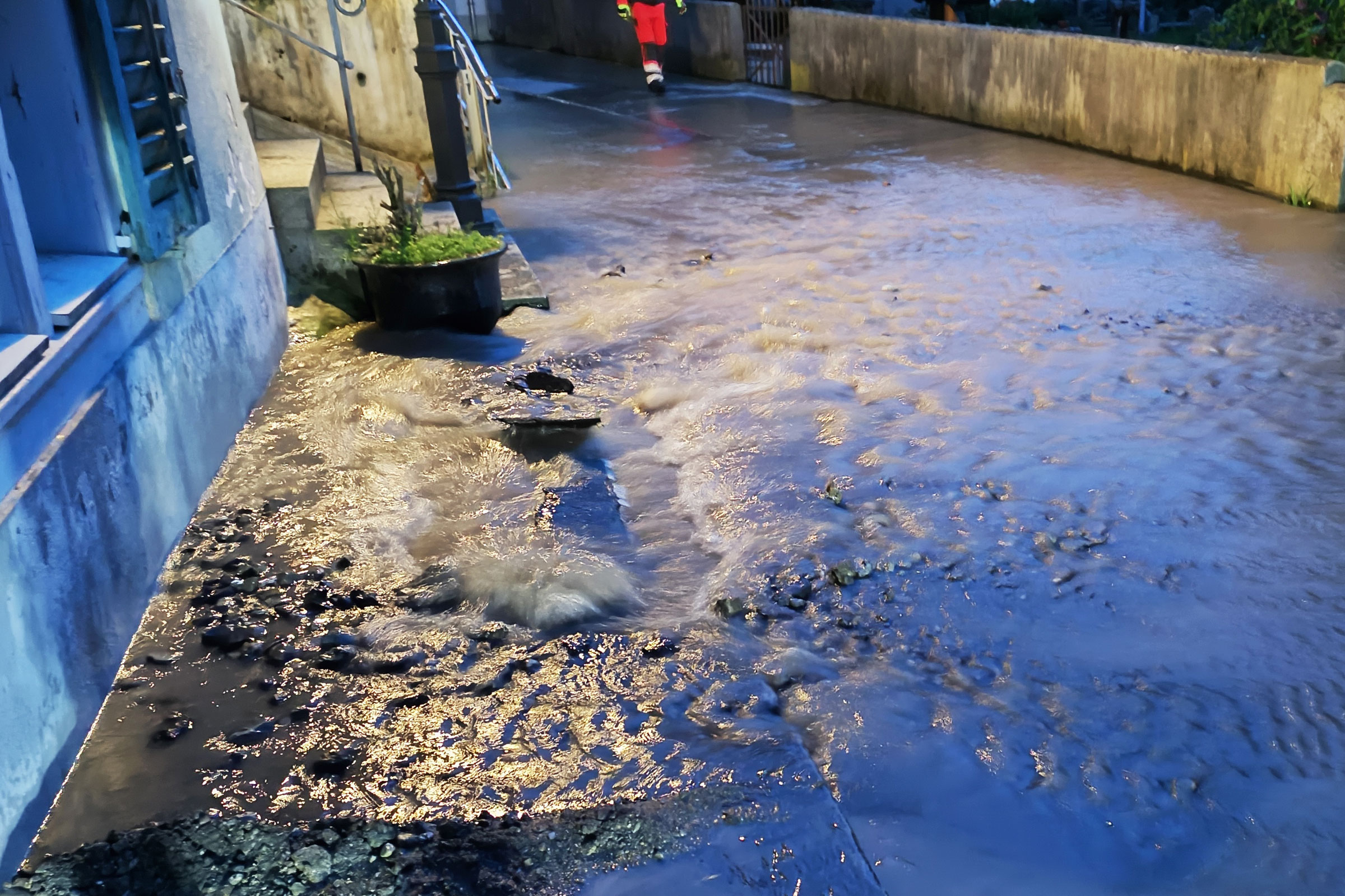 In der Schmiedgasse bricht eine Wasserleitung. Statt wie vorgesehen in der Nähe mit der Anhängeleiter zu üben, übernimmt eine Gruppe Offiziere die Wasserwehr.