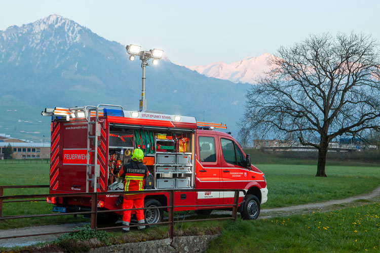 Posten Ölwehr mit dem gleichentags angelieferten Pikettfahrzeug