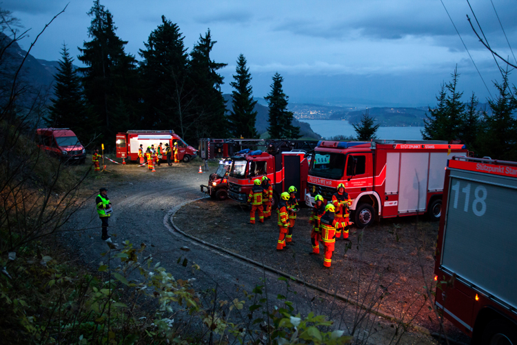 Mehrere Einsatzpartner üben die Evakuierung der Cabriobahn am Stanserhorn. Die Feuerwehr sorgt für logistische Unterstützung und beleuchtet die Arbeitsplätze.