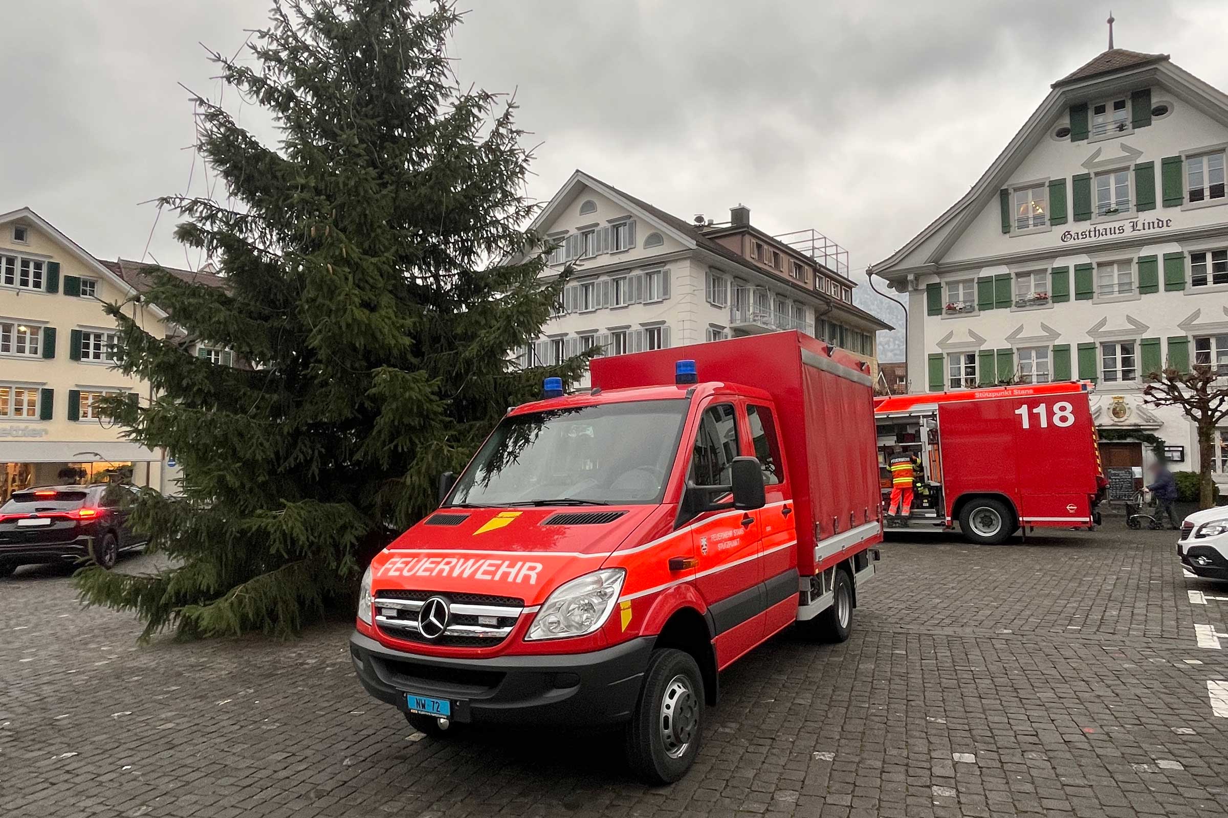 Ein kleines Aufgebot hilft nach einem Wasserschaden in einem Gebäude am Dorfplatz.