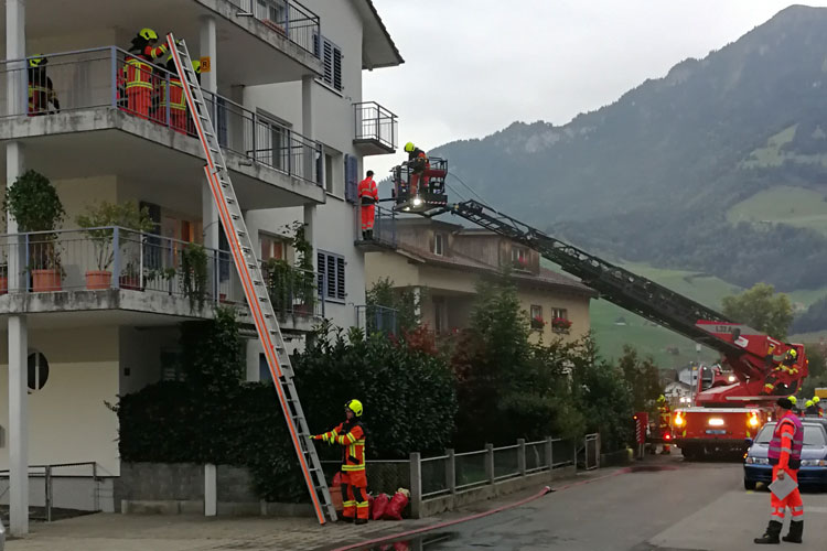 Die Einsatzzüge üben am Neuweg ...