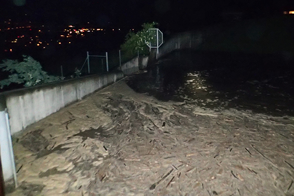Ein heftiges Gewitter entlädt sich über Stans und führt zu zahlreichen überschwemmten Kellern und Tiefgaragen. Im Raum Kniri lösen sich Hangrutsche. Es gehen über 50 Schadenmeldungen wegen Wasser ein. Die gesamte Feuerwehr steht im Einsatz. Bis zu acht Schadenplätze werden gleichzeitig bearbeitet. Zusammen mit dem Chef des Gemeindeführungsstabs, dem Leiter des Werkdienstes und dem Brunnenmeister kontrolliert der Feuerwehrkommandant Bäche und Geschiebesammler (Bild).