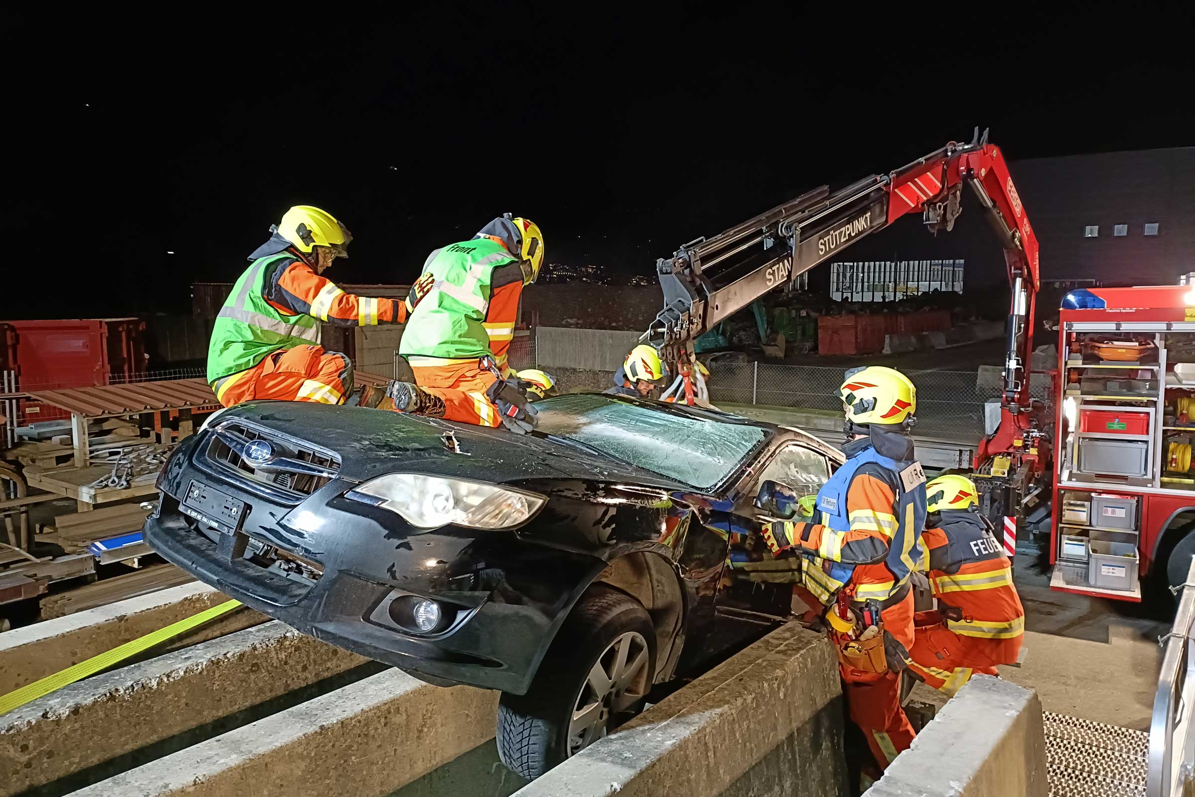 Die Strassenretter üben auf dem Gelände des Kantonalen Werkhofs.