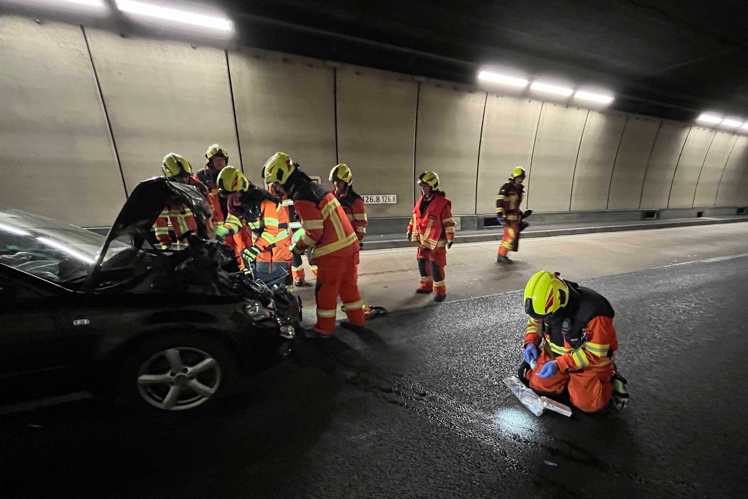Die Strassenrettungsgruppe sichert eine Unfallstelle im Seelisbergtunnel.