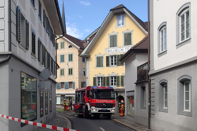 Die Feuerwehr löscht einen Brand im Keller eines Restaurants.