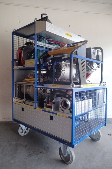 Breite: 860mm
Länge: 1230mm
Höhe: 1670mm
Gewicht 400 kg

Beladung:
1 Notstromaggregat 8.0 kW
1 Kabelrolle 25m, 380 Volt
1 Kabelrollen 50m, 220 Volt
1 Scheinwerfer 500 Watt, mit Stativ
1 Schmutzwasserpumpe "Chiemsee",(2200 lt/min)
1 Tauchpumpe mit Flachabsaugung "Kärcher",(200 lt/min)
1 Tauchpumpe "ECM 100-DS",(450 lt/min)
2 Schläuche formfest 75mm
1 Schachtabsaugung
1 Bogen 90°
1 Bogen 45°
1 Druckbrecher
2 Feuerwehrschlauch 75mm
2 Feuerwehrschlauch 55mm
1 Rako-Box 
   (1 Hilfsstrick, 2 Storzschlüssel, 1 Schraubenzieher)
1 Benzinkanister