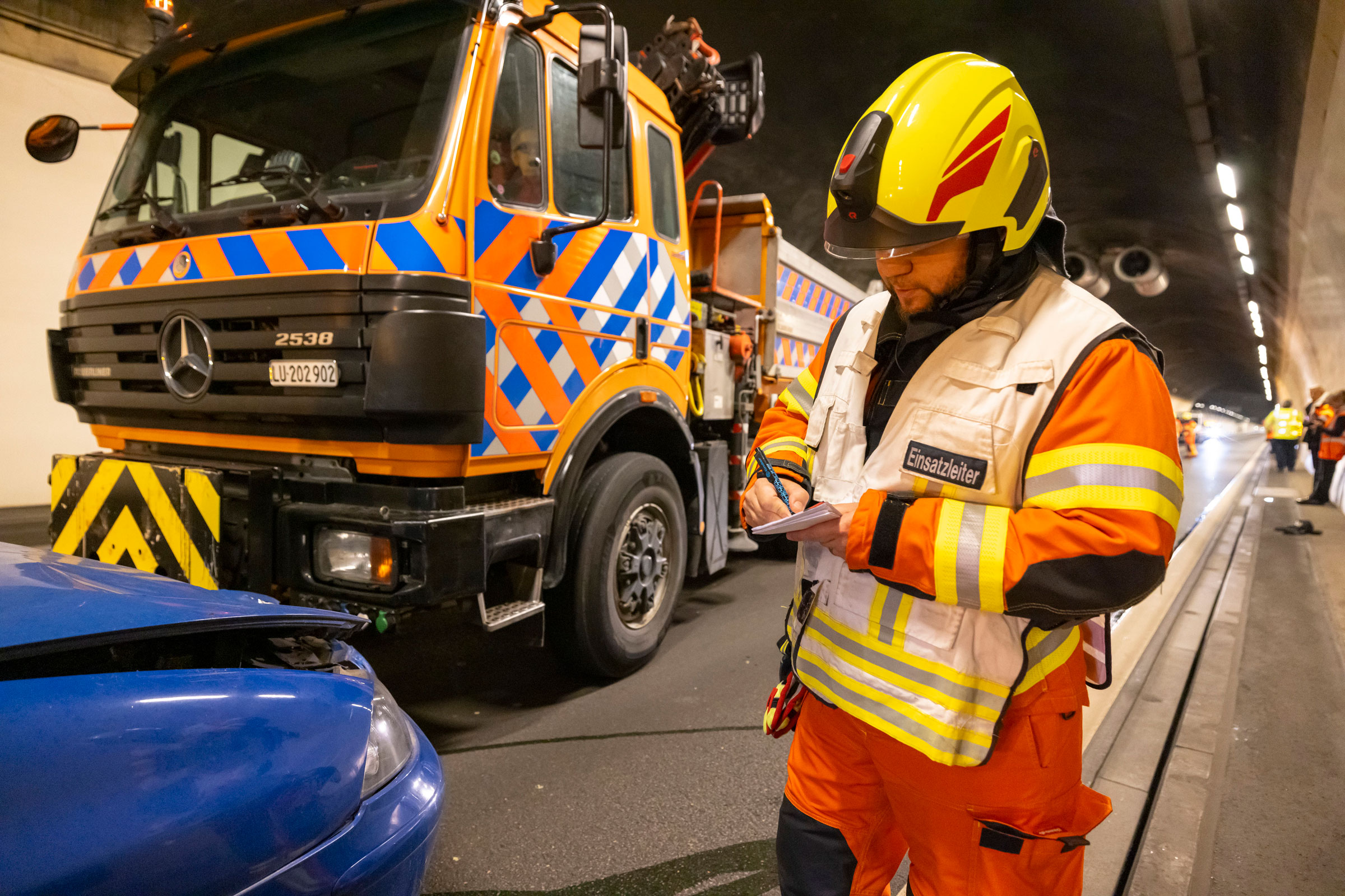 Der Einsatzleiter der Feuerwehr verschafft sich einen Überblick.