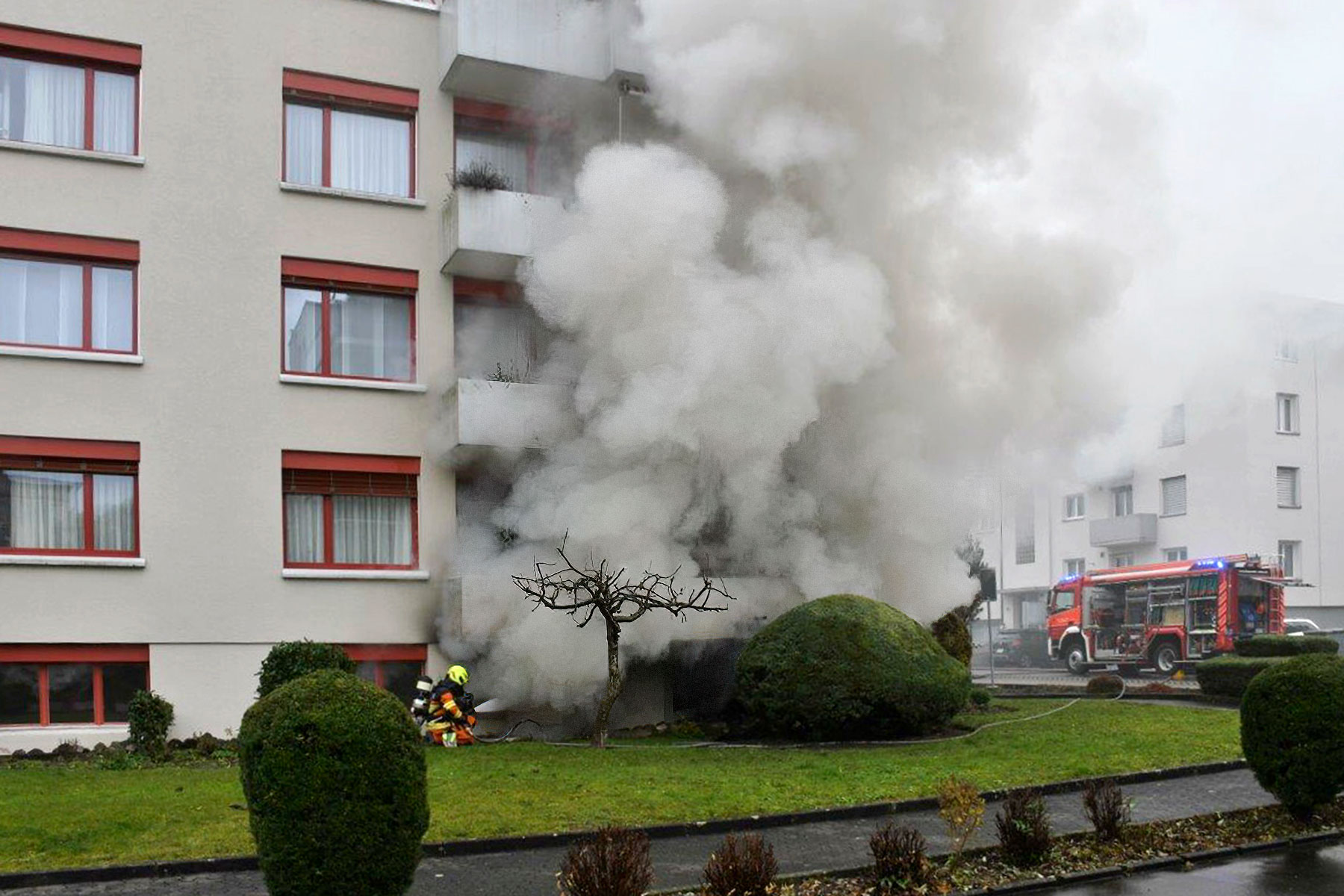 Wegen einem Brand in einem Kellerraum wird «Brand gross» ausgelöst und die Feuerwehr evakuiert die Bewohner.