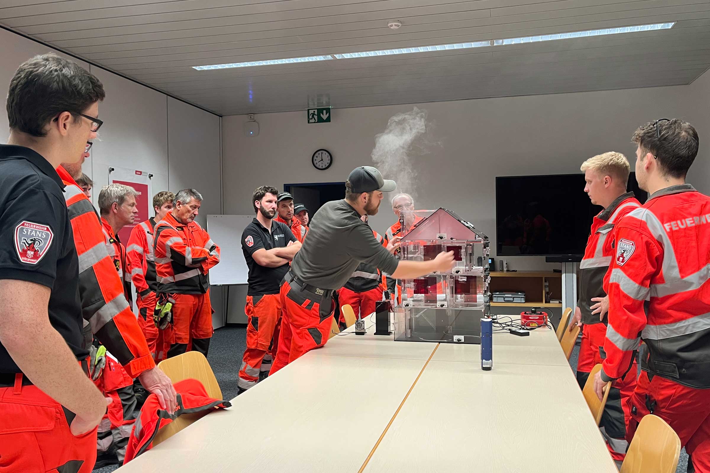 Ein weiteres Thema ist das Entrauchen von Brandobjekten. Dies geschieht unter anderem an einem Modell.
