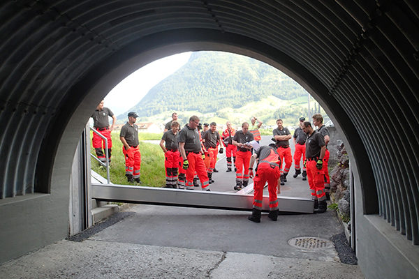 Die Offiziere der Feuerwehr Stans begutachten die vorbereiteten Schutzmassnahmen gegen Hochwasser am sanierten Autobahnabschnitt. Im Bild die Unterführung Eichli.