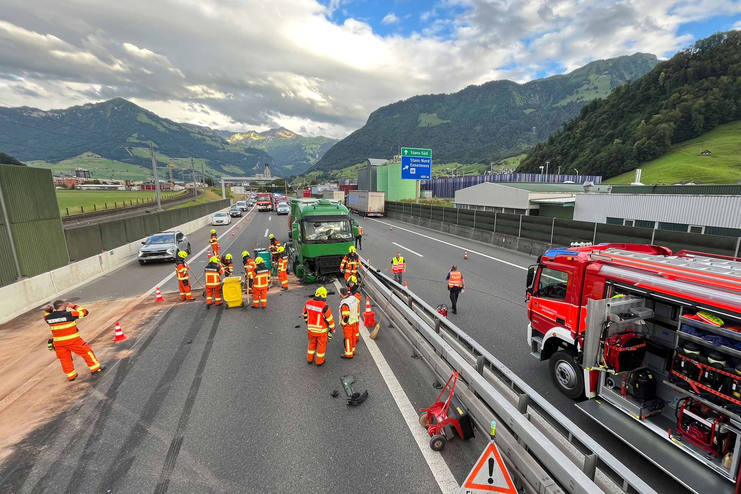 Ein Tanklaster kollidiert  auf der Autobahn A2 in Stansstad mit der Mittelleitplanke. Die Strassenrettungsgruppe trifft Ölwehrmassnahmen, räumt auf beiden Fahrbahnen Trümmerteile weg und hilft bei der Fahrzeugbergung.
