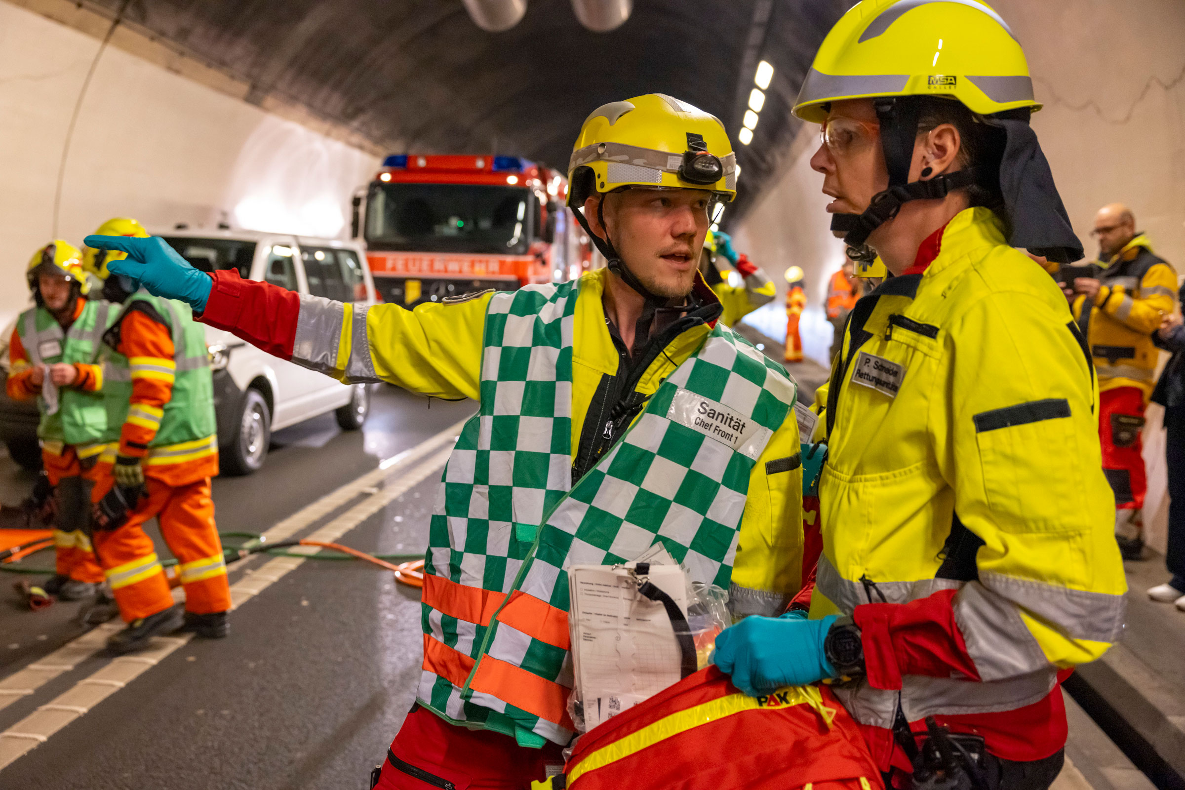 Rettungssanitäter sprechen sich untereinander ab.