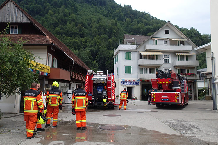 Bei einem Küchenbrand in einem Mehrfamilienhaus gibt es eine starke Rauchentwicklung.