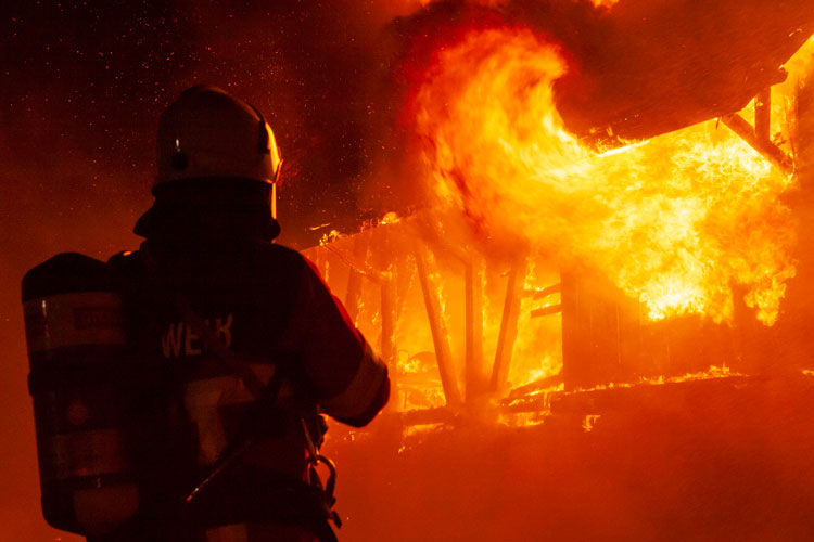 Das Gebäude steht im Vollbrand.