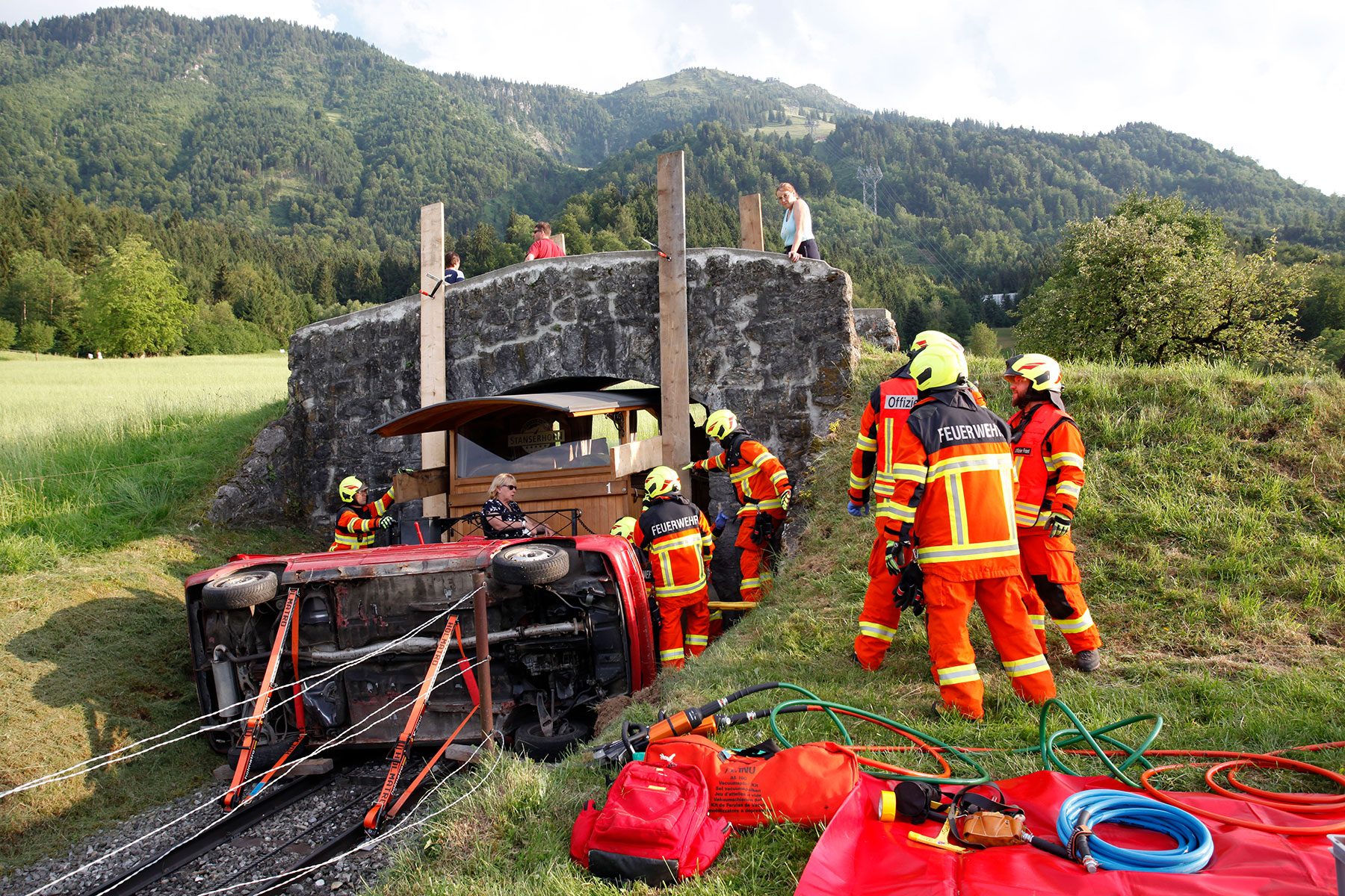 Die Strassenrettungsgruppen üben auf der Strecke der Stanserhornbahn.