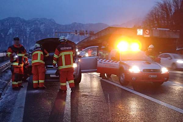 Am gleichen Tag brennt es im Motorraum eines Personenwagens auf der Autobahn in Hergiswil.