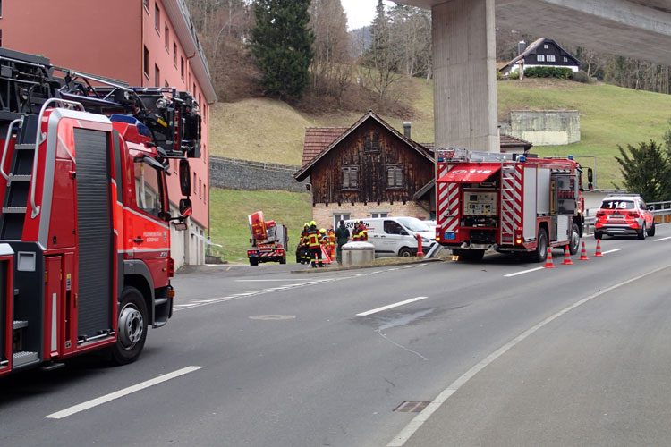 Die Autodrehleitergruppe unterstützt die Feuerwehr Hergiswil beim Entrauchen eines Gebäudes.