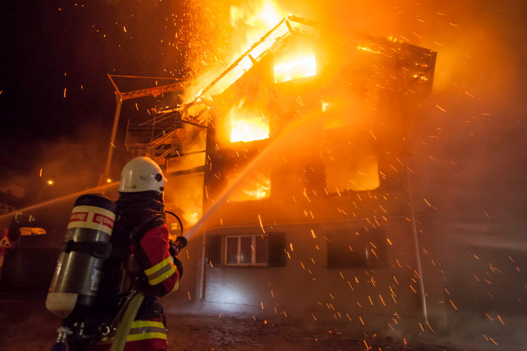 Das Haus steht im Vollbrand und kann nicht mehr betreten werden.