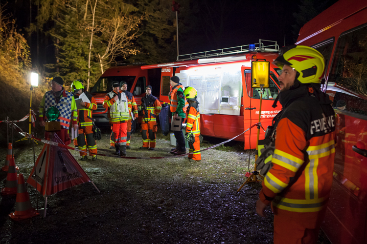 Bei der Einsatzleitung laufen die Fäden zusammen. Rechts steht ein geheizter Bus für die Bahnpassagiere bereit.