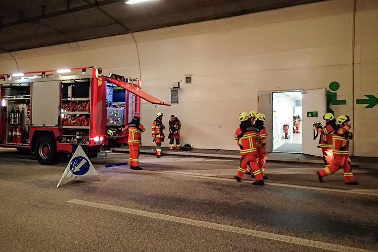 Im Kirchenwaldtunnel führt ein Kurzschluss im Elektroschrank eines technischen Raumes zu Rauchentwicklung.