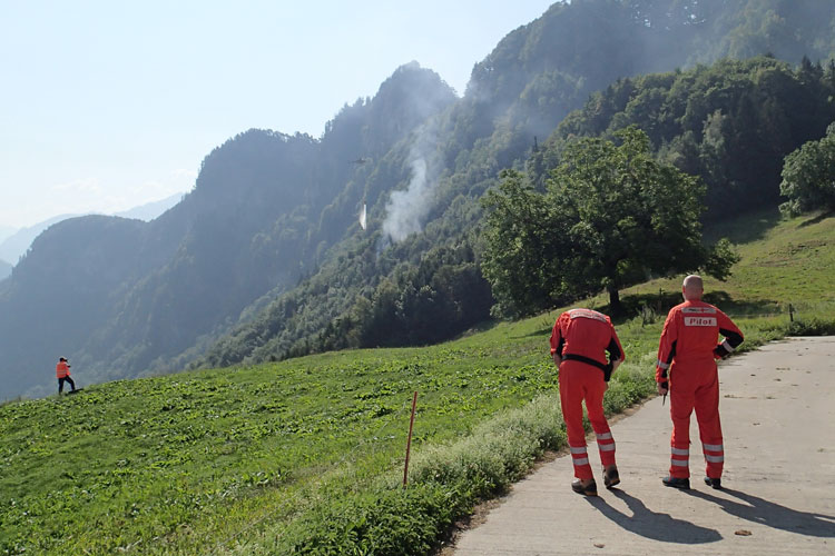 Im Gebiet Renggpass in Hergiswil stürzt ein Kleinflugzeug ab. Der Absturz fordert vier Todesopfer. Die aufgebotenen Gruppen der Stützpunktfeuerwehr Stans stehen an der unwegsamen Absturzstelle sowie im rückwärtigen Bereich für verschiedene Aufgaben im Einsatz.