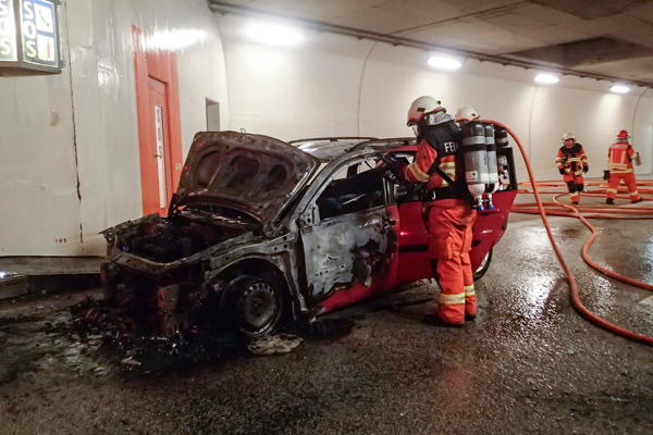 Feuerwehrleute kontrollieren das Wageninnere.