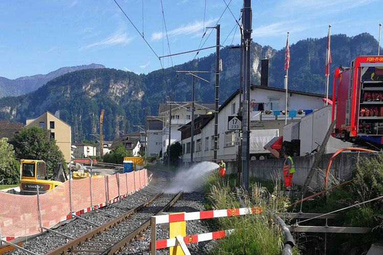 In Hergiswil setzt die Sommerhitze den Eisenbahnschienen dermassen zu, dass sie mit Wasser gekühlt werden müssen.