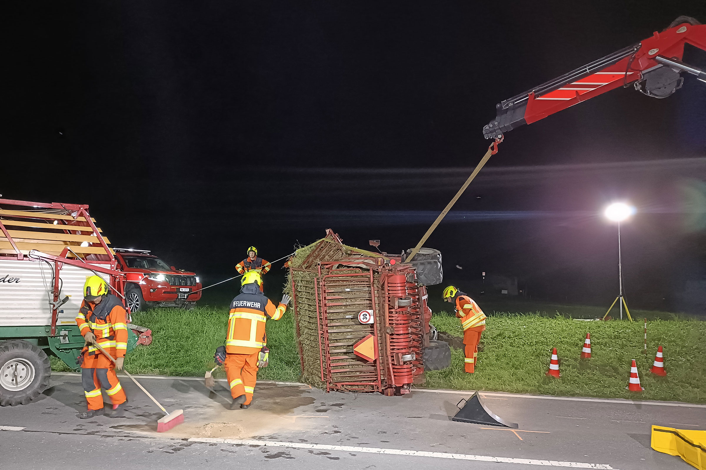 Mit Kran und Seilwinde richtet die Strassenrettungsgruppe in Oberdorf einen verunfallten Heulader wieder auf.