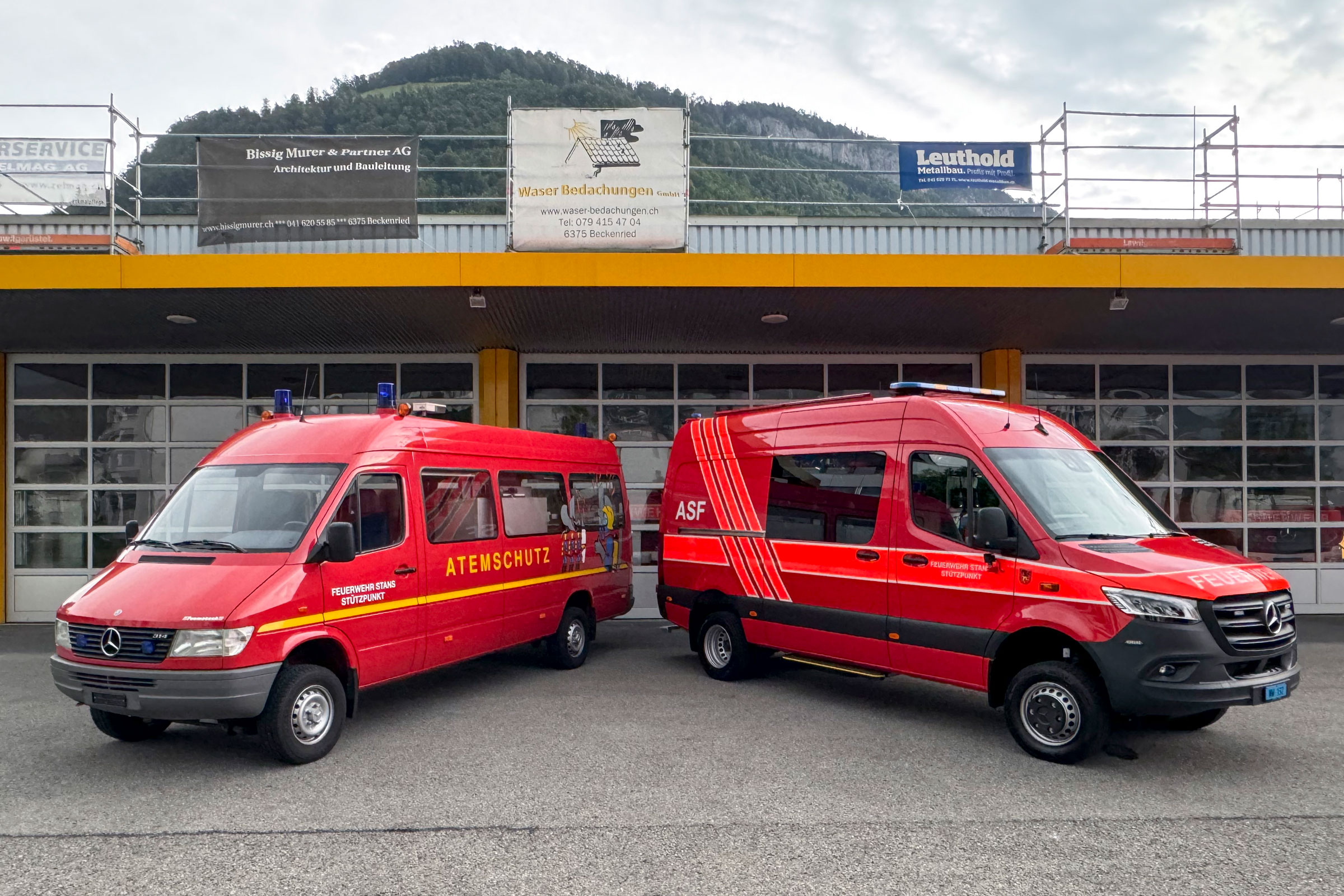 Ein neues Atemschutzfahrzeug (rechts) löst das 26 Jahre alte Vorgängerfahrzeug ab.