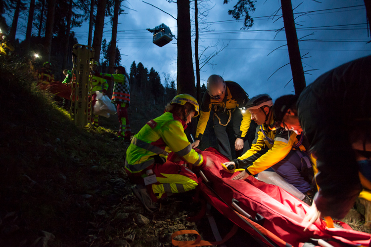 Angehörige der Alpinen Rettung und des Rettungsdienstes 144 stellen ihr Material bereit.