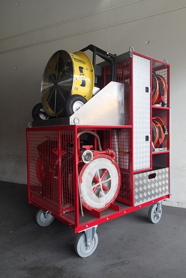 Breite: 860mm
Länge: 1230mm
Höhe: 1670mm
Gewicht 340 kg

Beladung:
1 Elektrolüfter 220 Volt "Tempest" (Stufenlos)
1 Schaumlösch- und Lüftungsgerät "Auer"
3 Saugluten
2 Adapterringe zu Luten
1 Leichtschaumaufsatz
3 Spannbänder zu Luten
1 Spannband zu Elektrolüfter
1 Satz Plastikluten
1 Kabelrolle 25m, 380 Volt
1 Kabelrollen 50m, 220 Volt
1 Satz Verlängerungskabel und Adapter