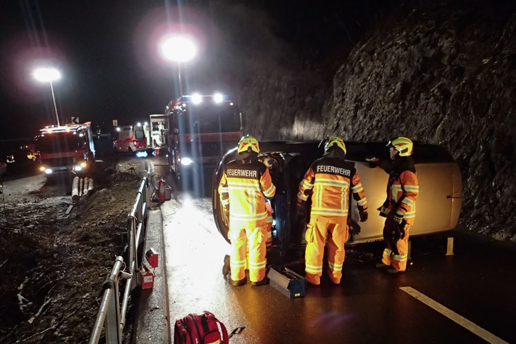 Auf der Bürgenstockstrasse in Stansstad muss die Strassenrettungsgruppe einen Lenker aus seinem umgekippten Auto befreien.