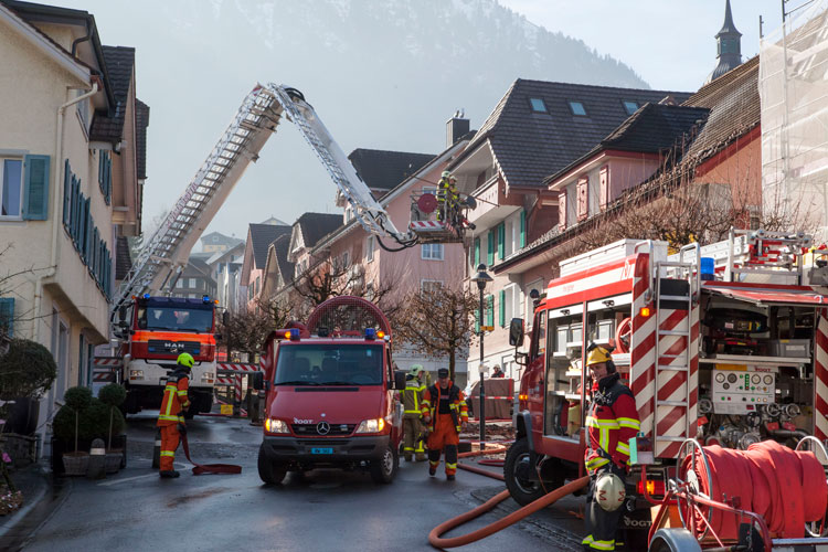 Die Dorfstrasse ist mit Feuerwehrfahrzeugen belegt.