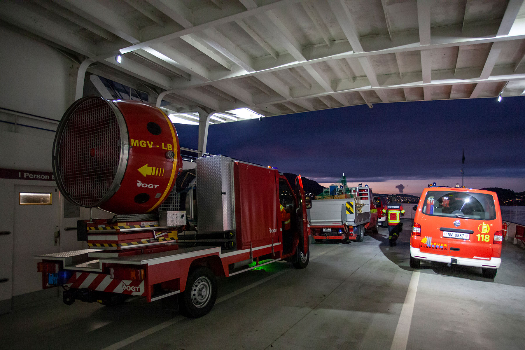 Bevor die Kehrsitenstrasse für Sanierungsarbeiten gesperrt wird, übt die Feuerwehr Stansstad das Ausrücken mit der Autofähre. Mit dabei ist der Grossventilator.