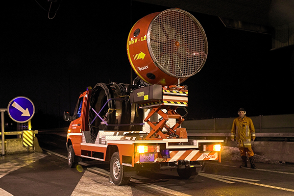 Der Mobile Grossventilator vor dem Portal Hergiswil des Loppertunnels A8