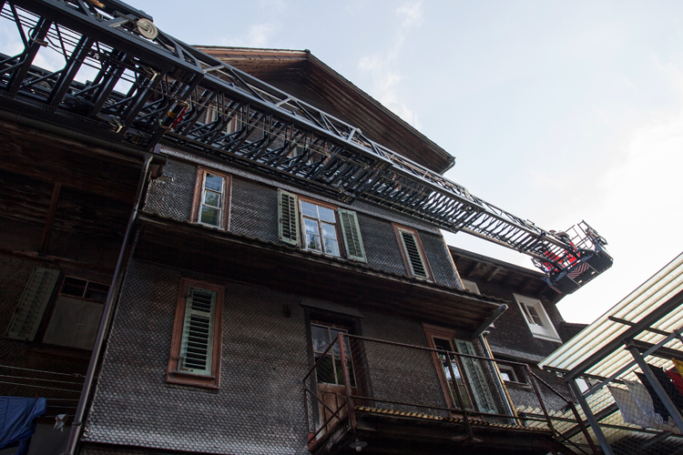 In der Oberstmühle übt die ADL-Gruppe den Einsatz der Autodrehleiter unter engen Platzverhältnissen.