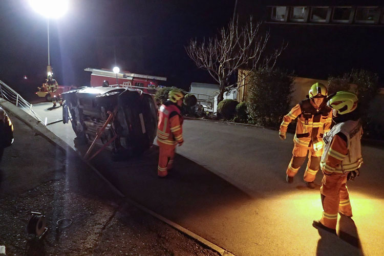 Am frühen Morgen kippt beim Gotthardli ein Auto auf die Seite. Die Strassenrettungsgruppe stellt es wieder auf die Räder.