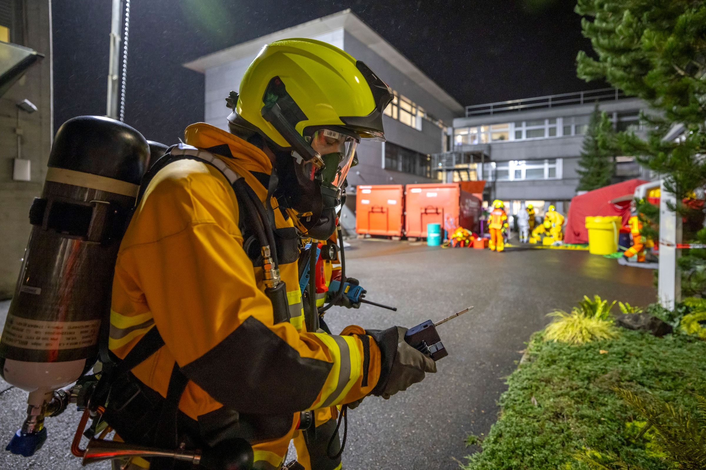 Angehörige der Chemiewehr überwachen die Qualität der Atemluft im Freien.