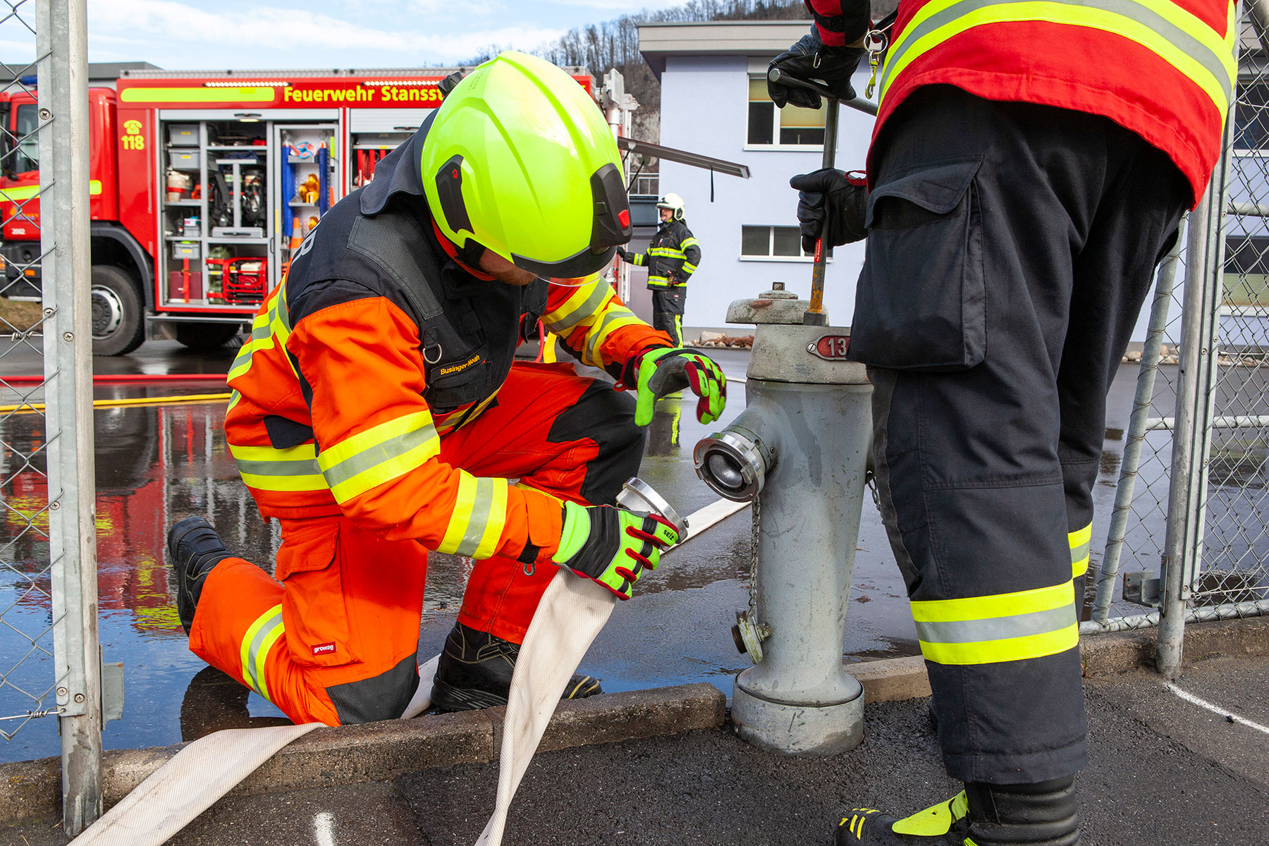 Die neu in die Feuerwehr Eingeteilten absolvieren den Einführungskurs.