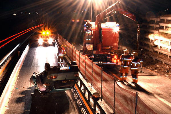 Zwei Personen werden verletzt, als ein Personenwagen im Bereich der Autobahnbaustelle in Buochs verunfallt. Für die Sicherung und Bergung des Autos stehen die Strassenrettungsgruppe sowie ein Abschleppdienst im Einsatz. 