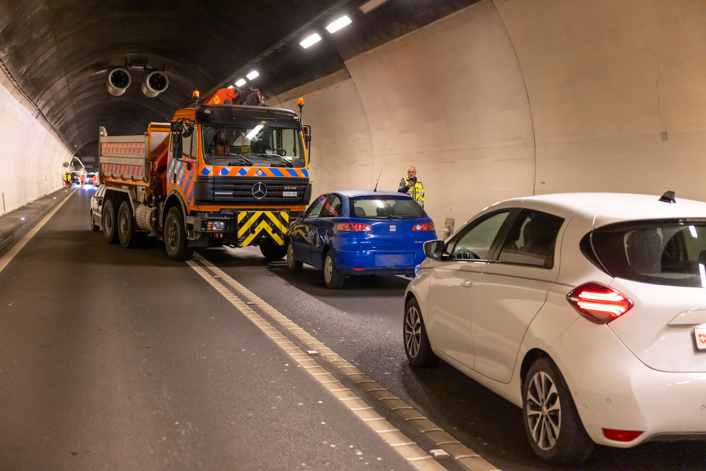 Die Unfallfahrzeuge stehen im gesperrten Tunnel bereit.