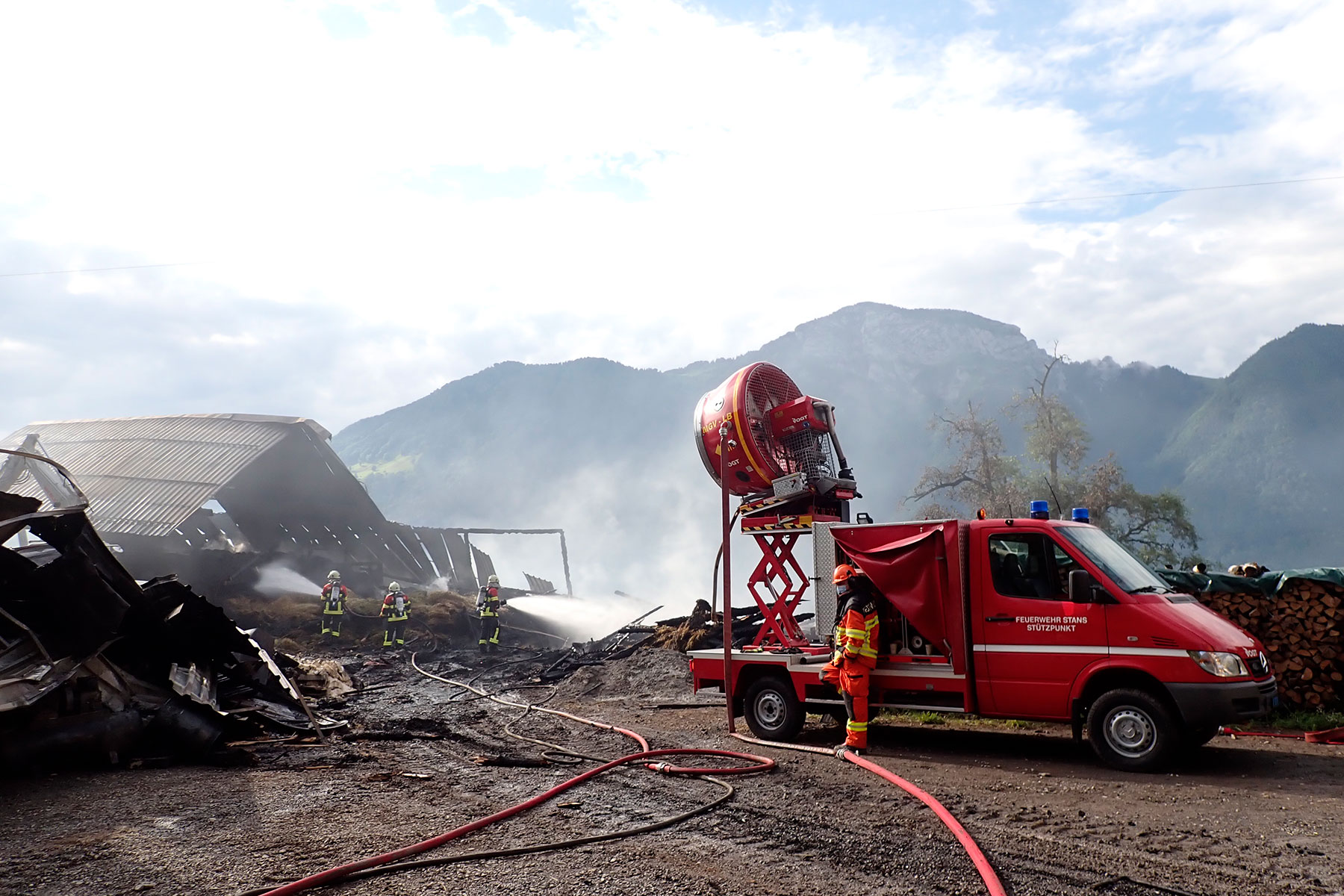 Einheiten der Feuerwehr Stans unterstützen die Feuerwehr Seelisberg beim Brand eines Stalls.