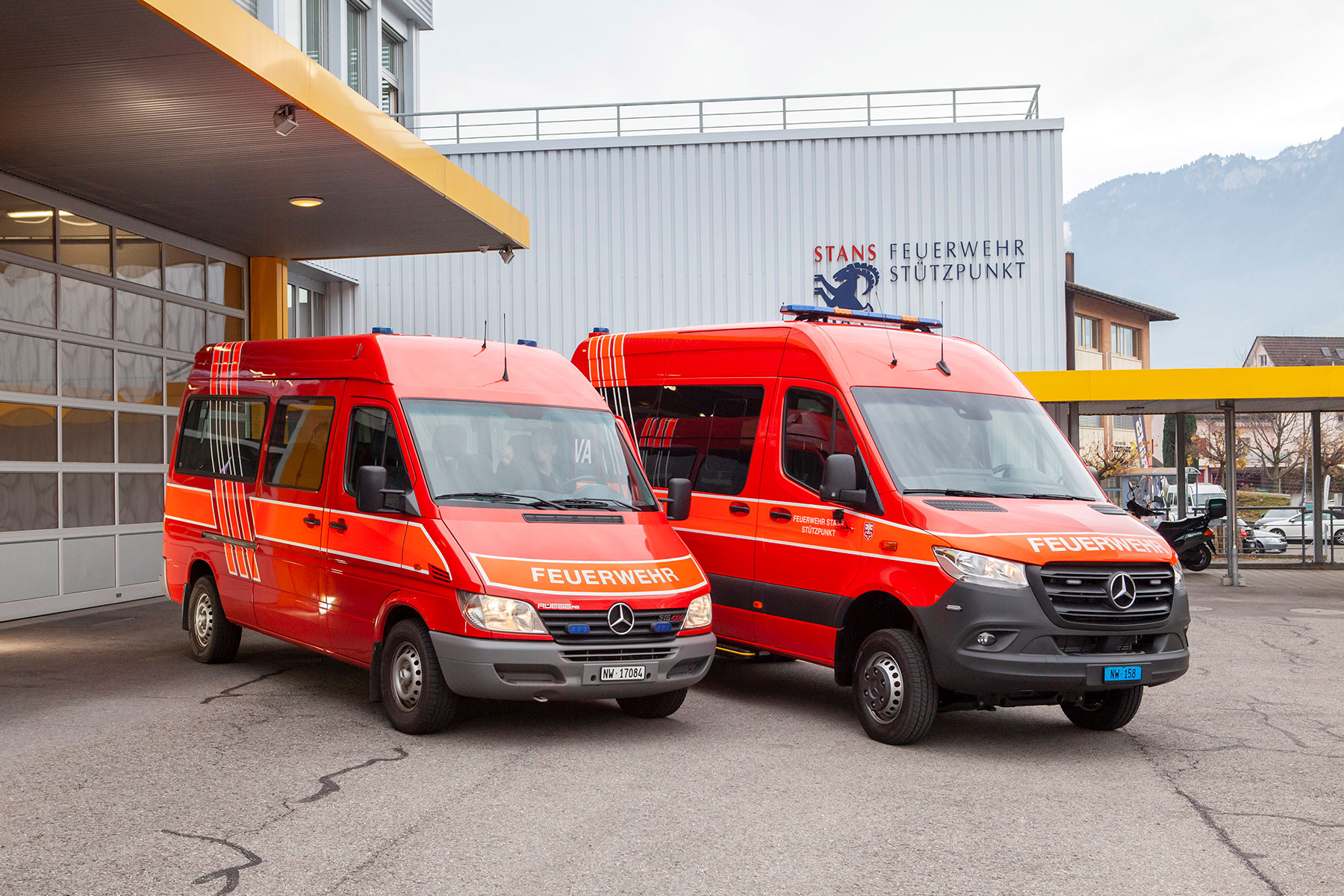 Der Mannschaftstransporter «UVA» (rechts) trifft ein und ersetzt den zwanzigjährigen Mannschaftstransporter «Kirchenwald».